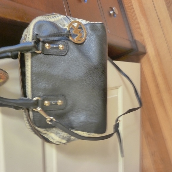 Michael Kors Handbags - Micheal kors satchel bag